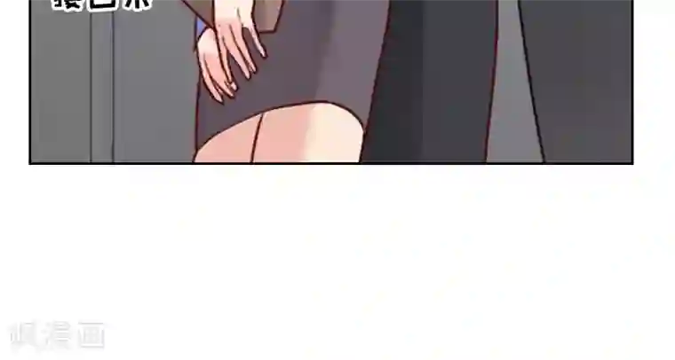 初恋男友是boss第16话 电梯里的拥抱