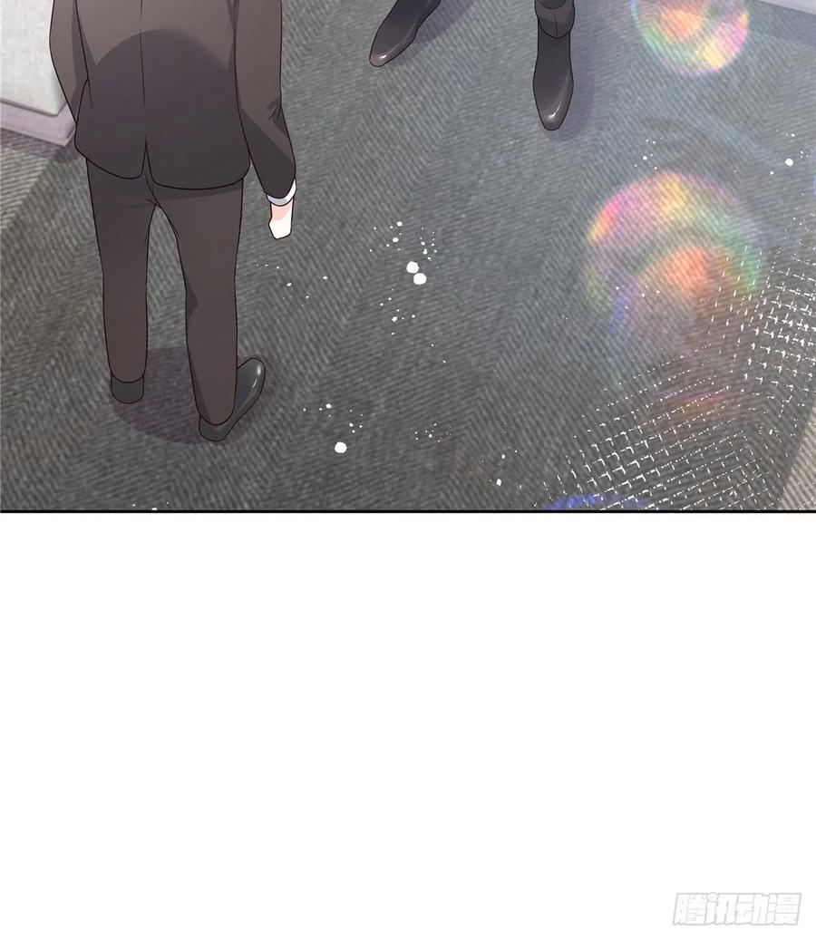 国民校草是女生161话 亲密到一起睡